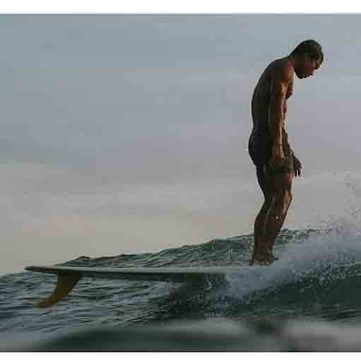 Oka vive para surfear