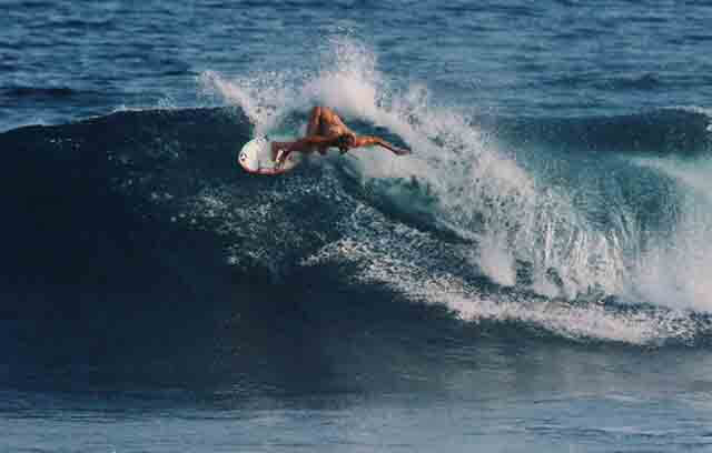 Estilo de surf agresivo y rapido de Leticia Canales