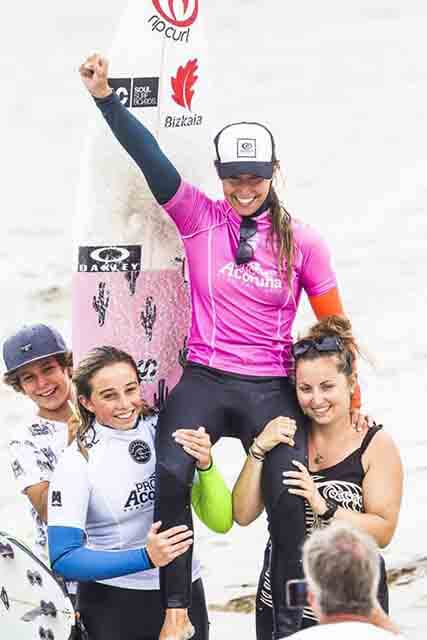 Ariane Ochoa opta por el apoyo entre surfistas